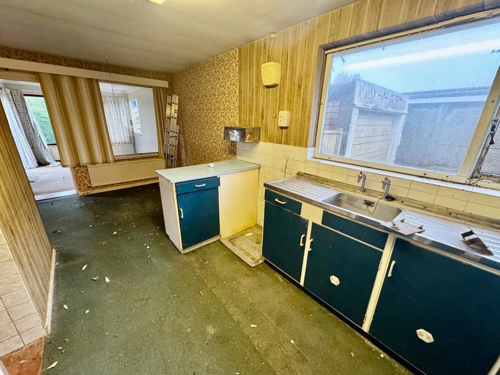 Lot: 164 - DETACHED BUNGALOW WITH GARAGE FOR TOTAL REFURBISHMENT - Kitchen-dining room
